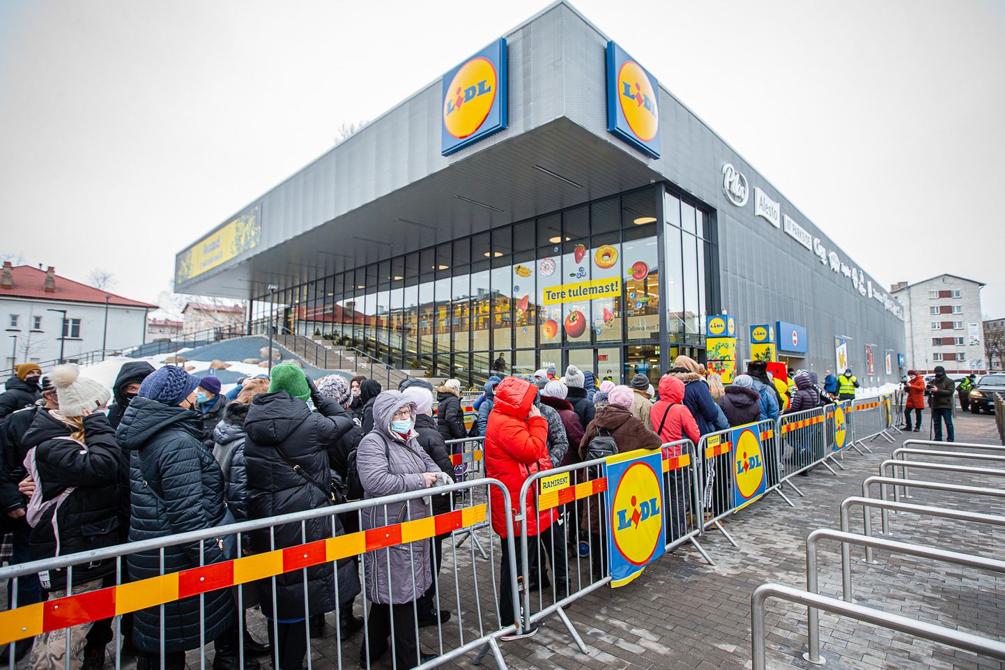 Narva Lidli supermarketi avamisele kogunes 3. märtsi hommikul suur hulk huvilisi.