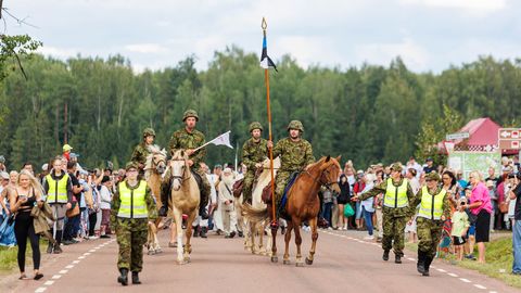 GALERII, VIDEO ⟩ Seto sõjaväe paraad näitas oma vägevust