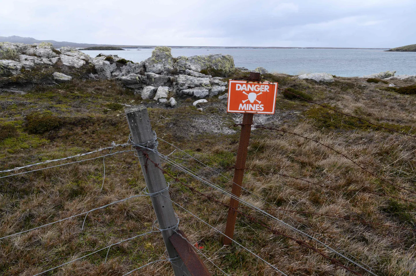 Maamiinide eest hoiatav silt Falklandi saartel.