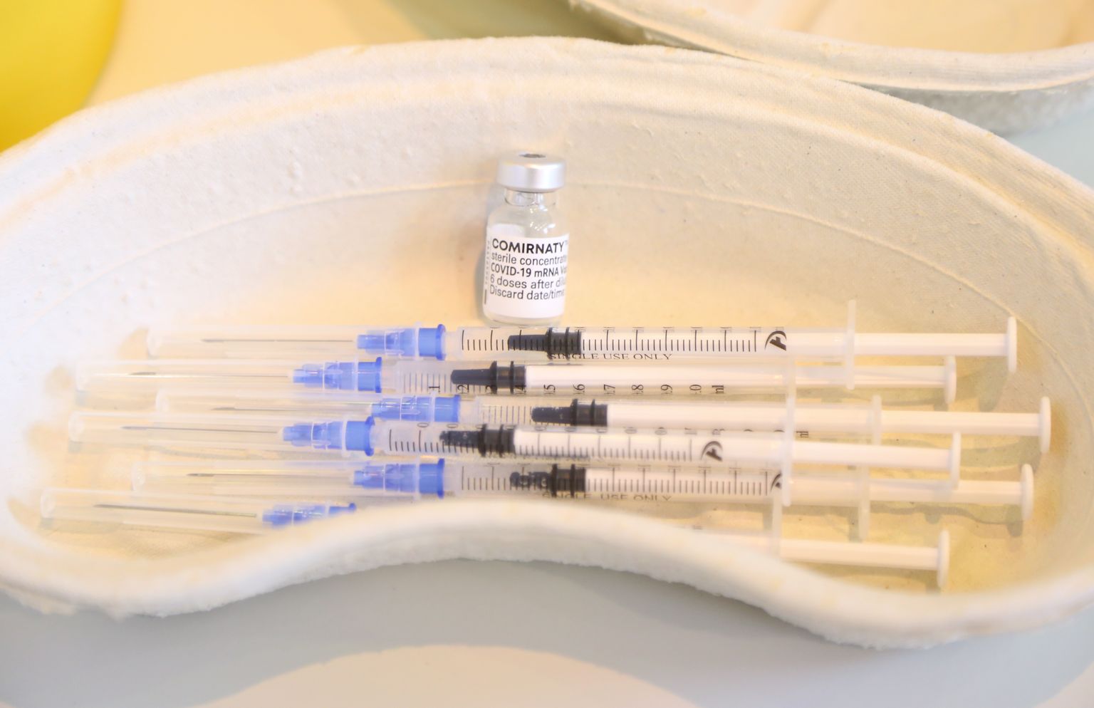 Farmācijas uzņēmumu "Pfizer" un "BioNTech" ražotās vakcīnas "Comirnaty" pret Covid-19 Talsu sporta nama vakcinācijas punktā.