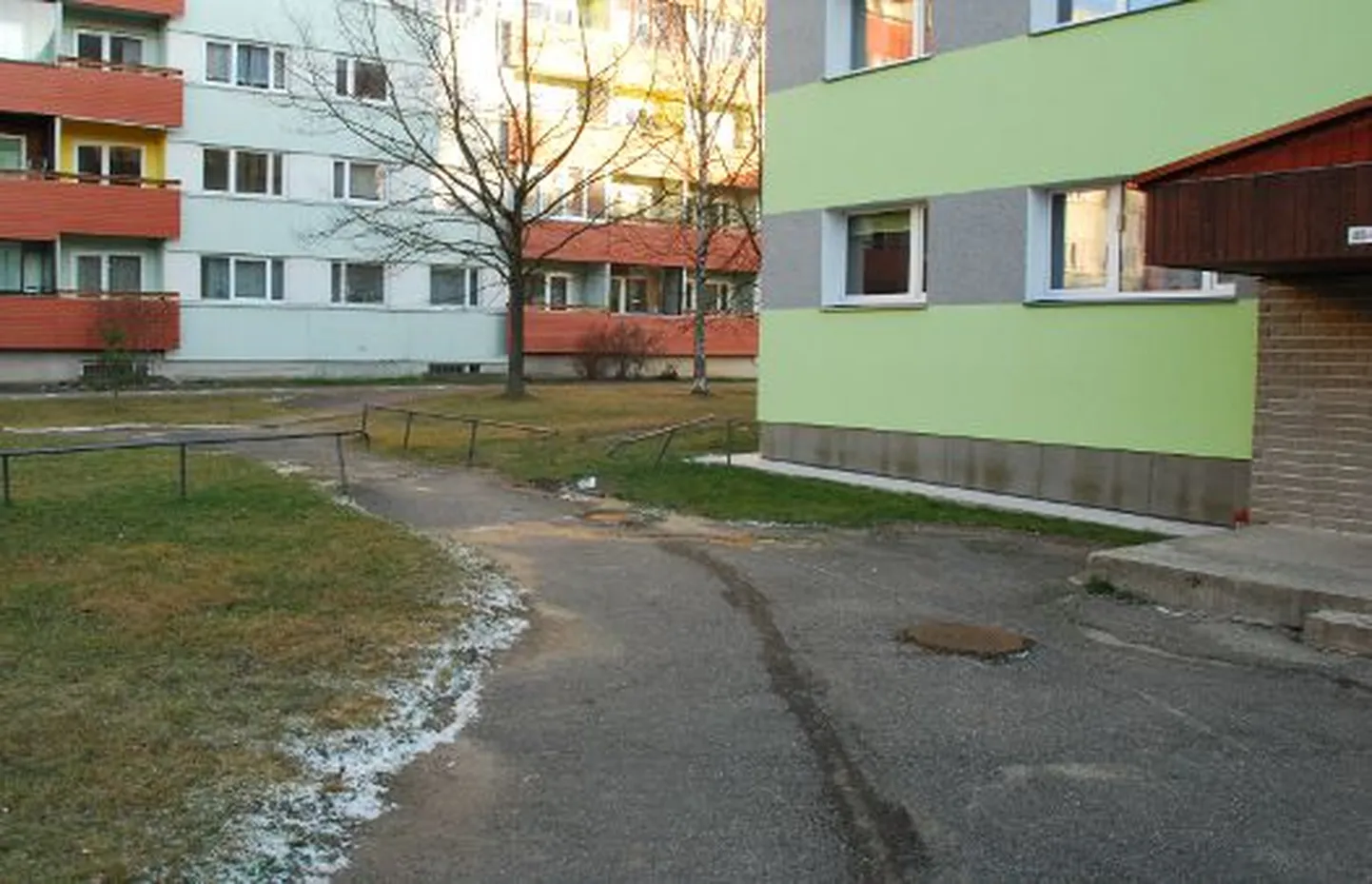 Seni tabamata autojuht rammis Anne tänaval teepiirdeid ja lahkus.