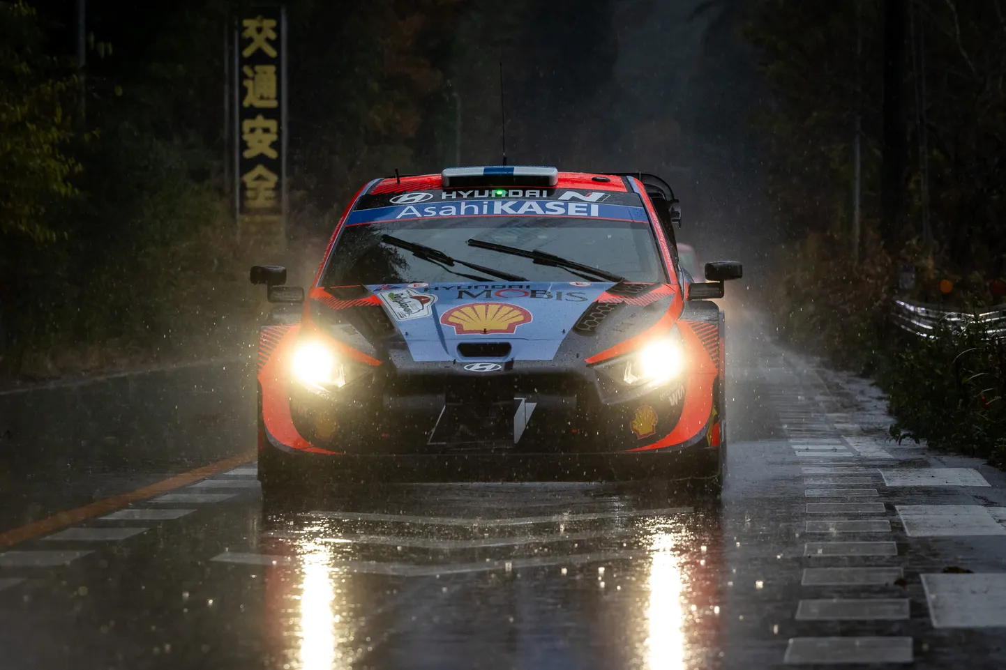 Hyundai sõitja Esapekka Lappi 2023. aasta Jaapani MM-rallil, kus sadas väga palju vihma ja kojamehed said kõvasti vatti.