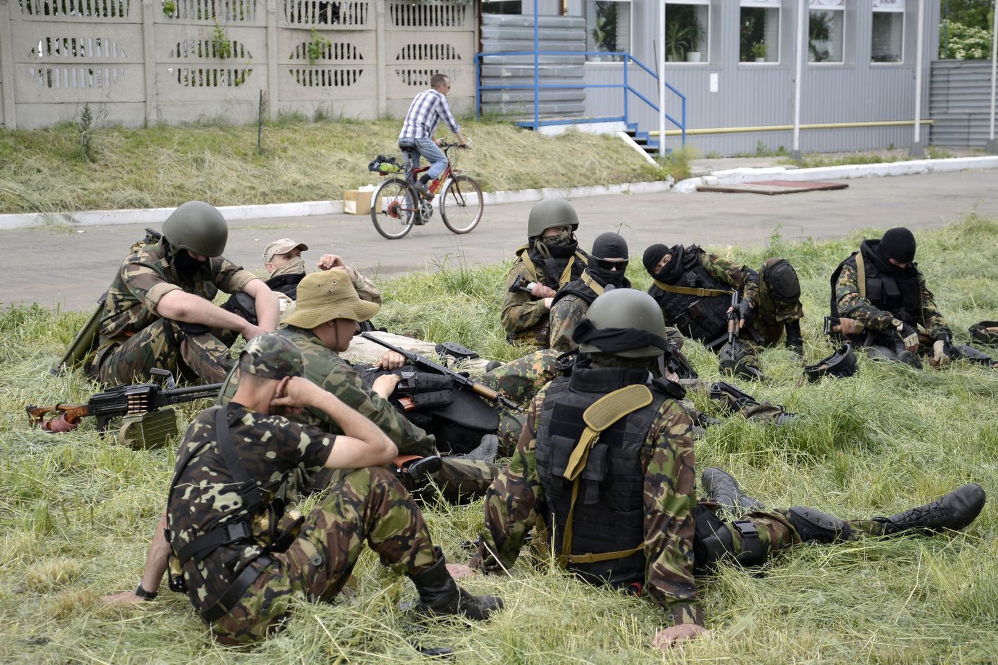 Relvastatud terroristid istuvad Donetski lähistel oma kontrollpunkti juures.