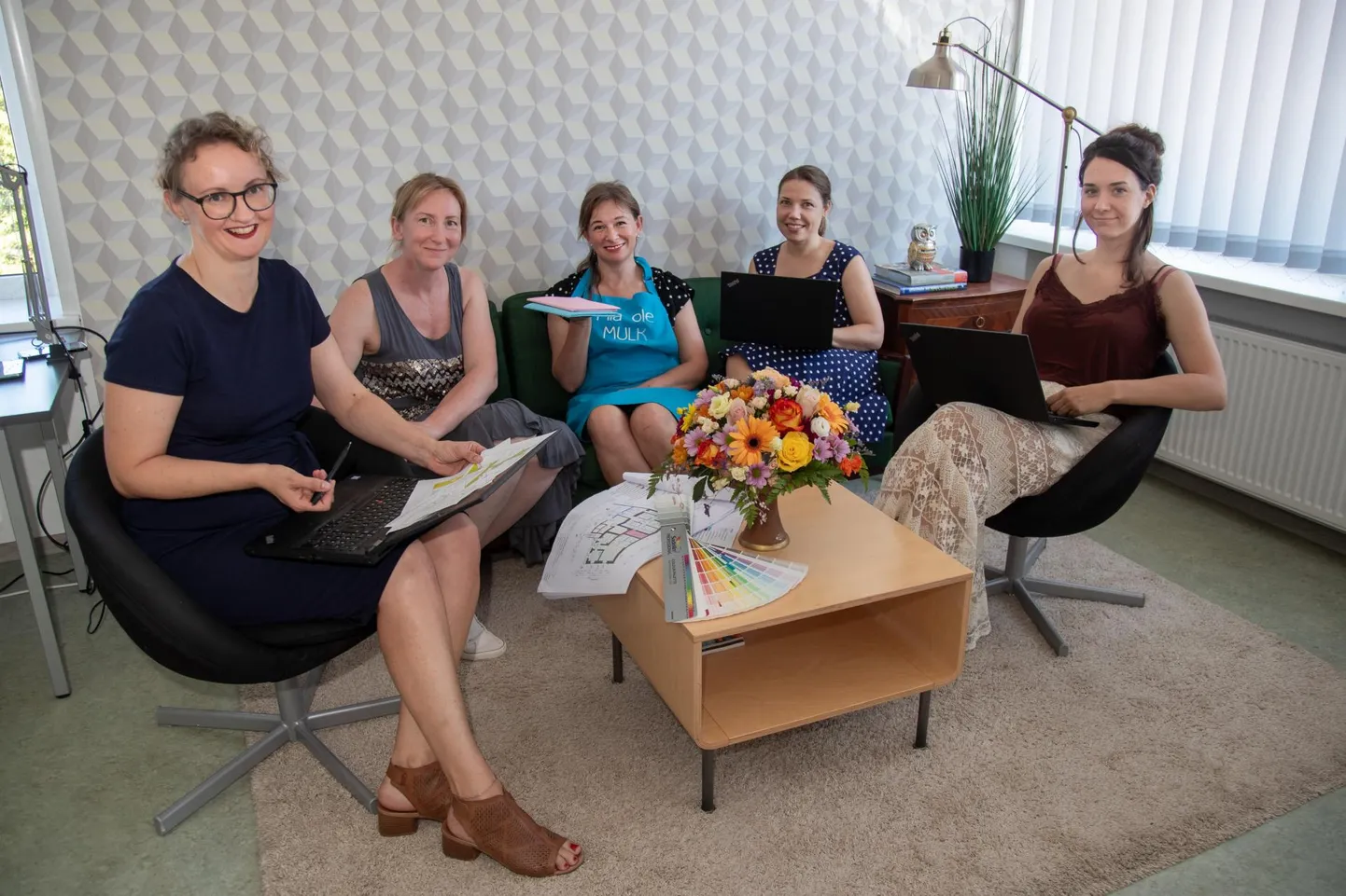 Viis naist (vasakult) Liis Märtson, Eva Jassik, Angela Süldre, Airika Lainoja ja Juulia Juhkam panid aluse grupile "Naisettevõtjad Mulgi vallas", millega liitus Facebookis kiirelt üle poolesaja naise. Nüüd plaanitakse omavahel näost näkku kokku saada. 