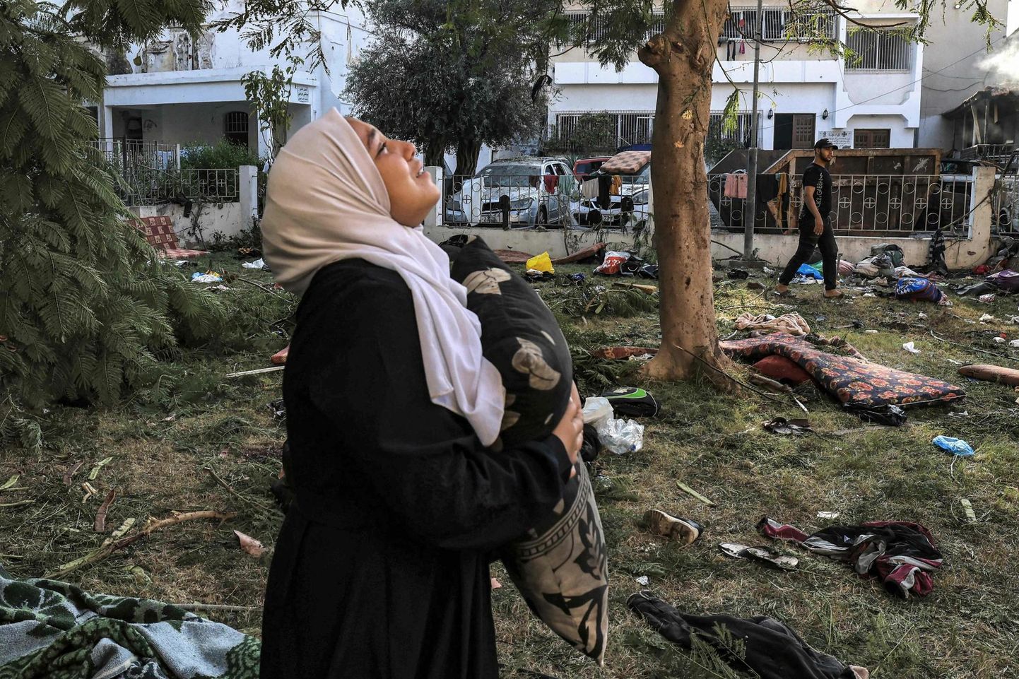 Palestiina naine eile keset rususid Gazas plahvatuses rängalt purustatud Al-Ahli haigla juures. Foto loo juures illustreeriv.