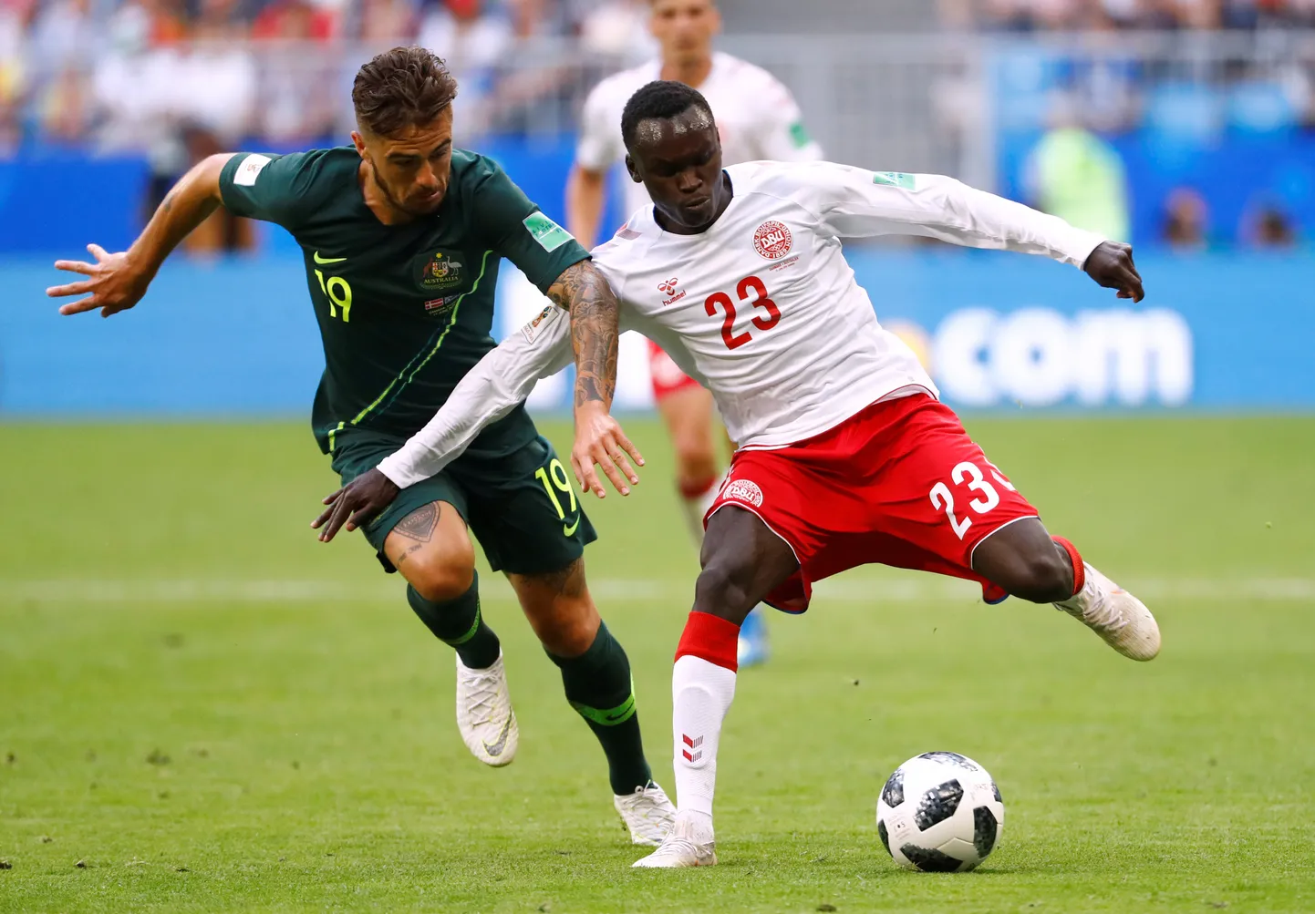 Pione Sisto (paremal) võitlemas vutimurul austraallase Josh Risdoniga.