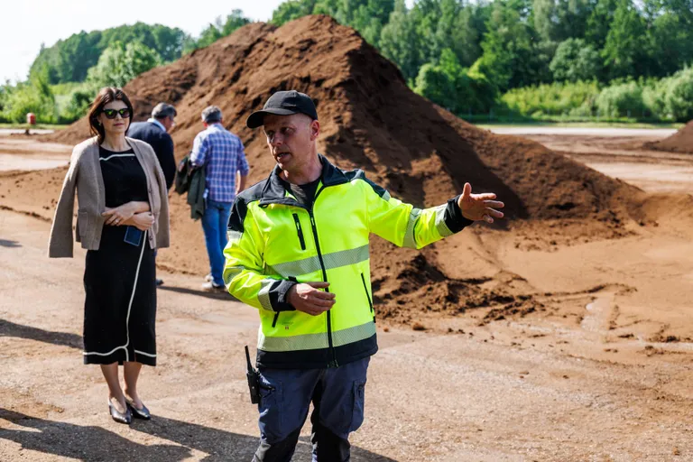 Tehase avamisürituse kutsutud külalisele näidati nii turba kaevandamist kui väärindamist.