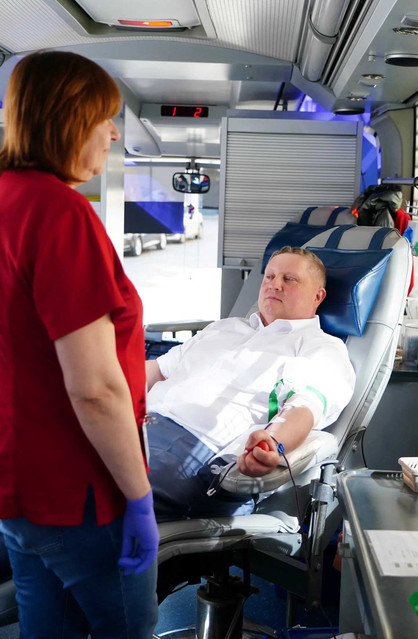 Saeimas deputāts Valdis Maslovskis nodod asinis pie Saeimas nama specializētajā Valsts asinsdonoru centra autobusā.