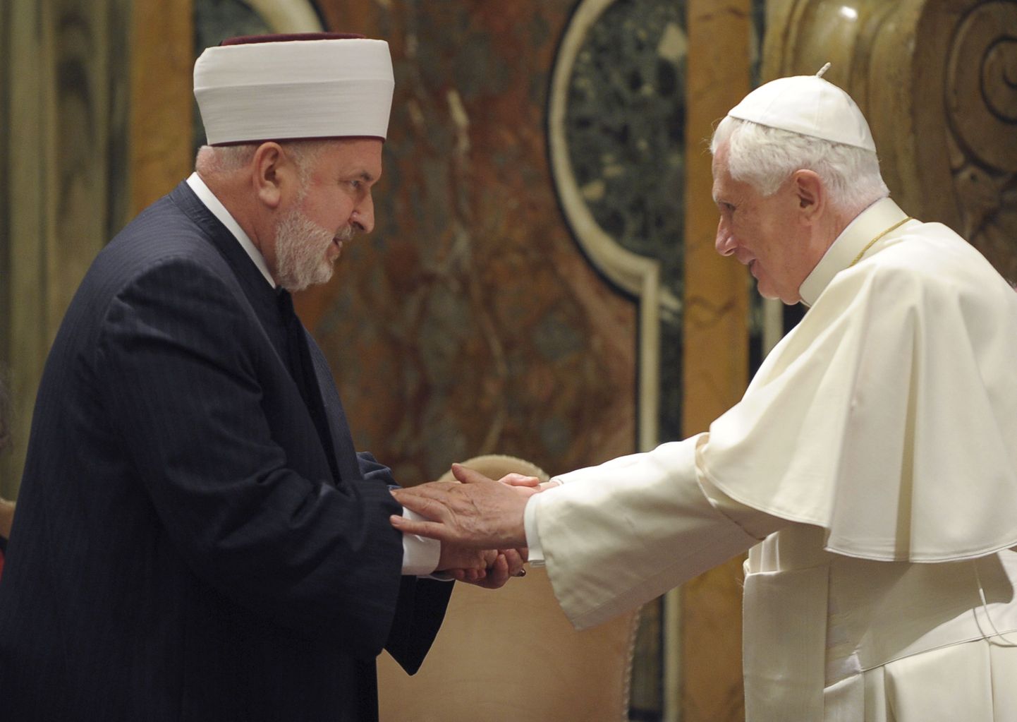 Moslemite delegatsiooni esindaja Bosnia ja Hertsegoviina suurmufti Mustafa Cerić ning paavst Benedictus XVI.