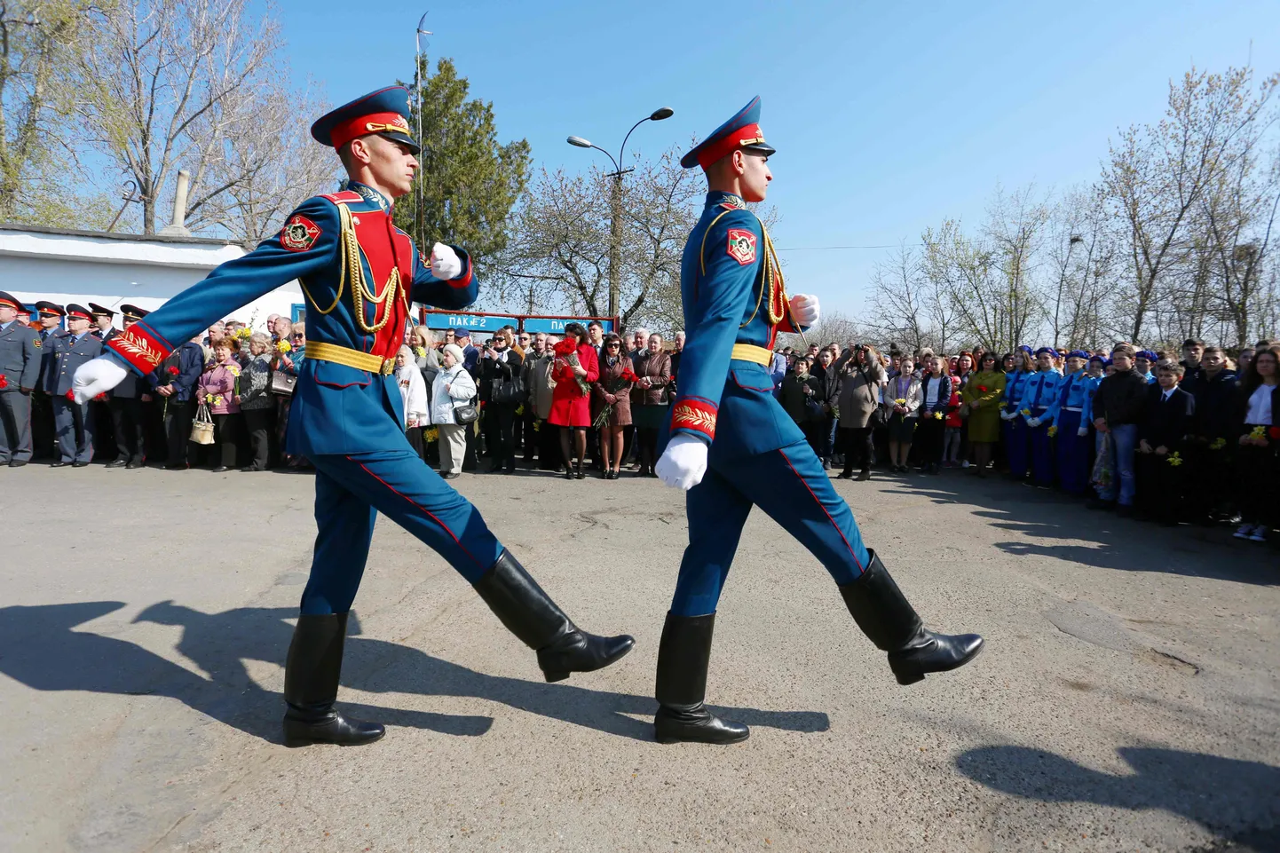 Soldiers marching in Tiraspol, the capital of the puppet state of Transnistria created by Russia. However, Moscow's energy weapon could put an end to the existence of this entity intended to destabilize Moldova.