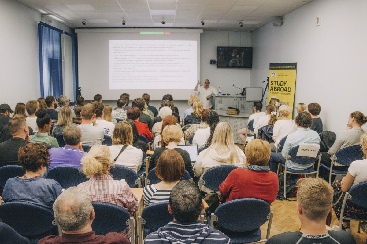 Марк Липовецкий читает лекцию в Даугавпилсском университете. 15 июня 2022 года