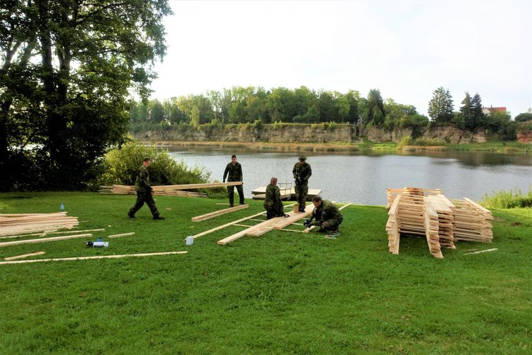 Kaitseväelased ehitavad Tori silla kõrvale ajutise silla.