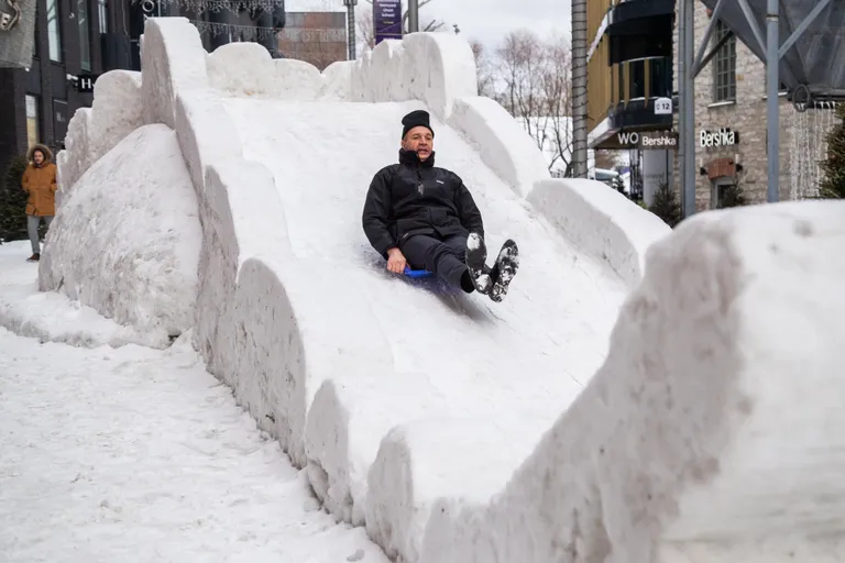 Urmas Sõõrumaa laseb liugu, väidetavalt ka oma ametis EOK presidendina.
