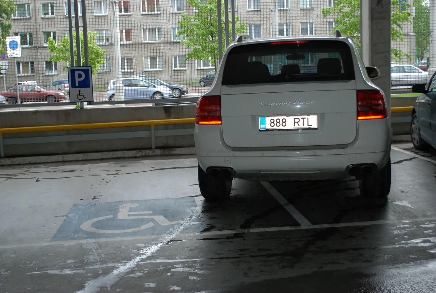 Parkimine Tallinna Stockmanni parklas 22. mail kell 16.50.