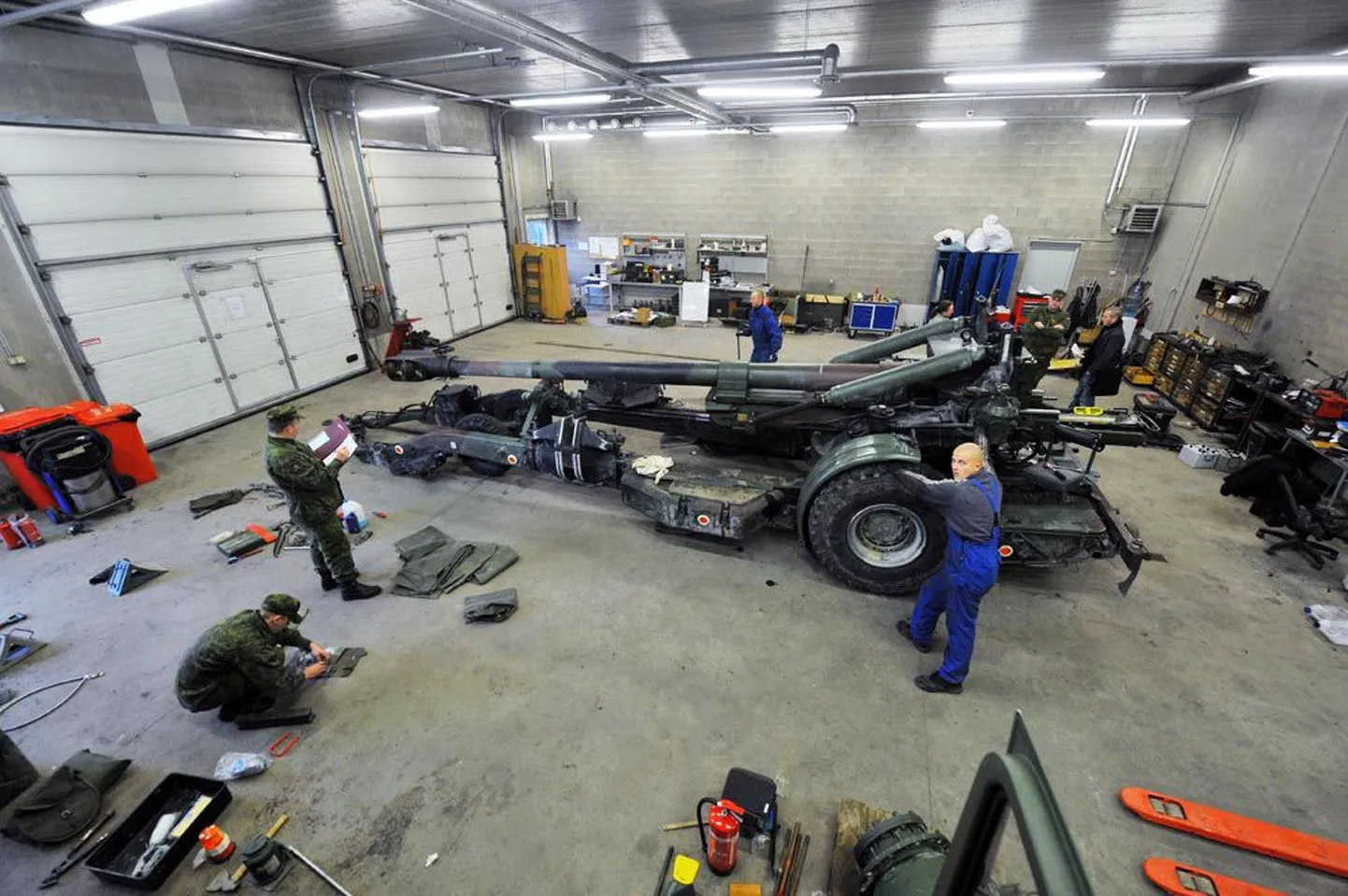 Tapa sõjaväelinnaku angaaris remonditakse 155 mm haubitsat FH-70. Tunkedes mehaanikud on kaitseväe palgal,         kuid mitte sõdurid. Kes ja kuidas peaks haubitsat remontima aga sõjaolukorras?
