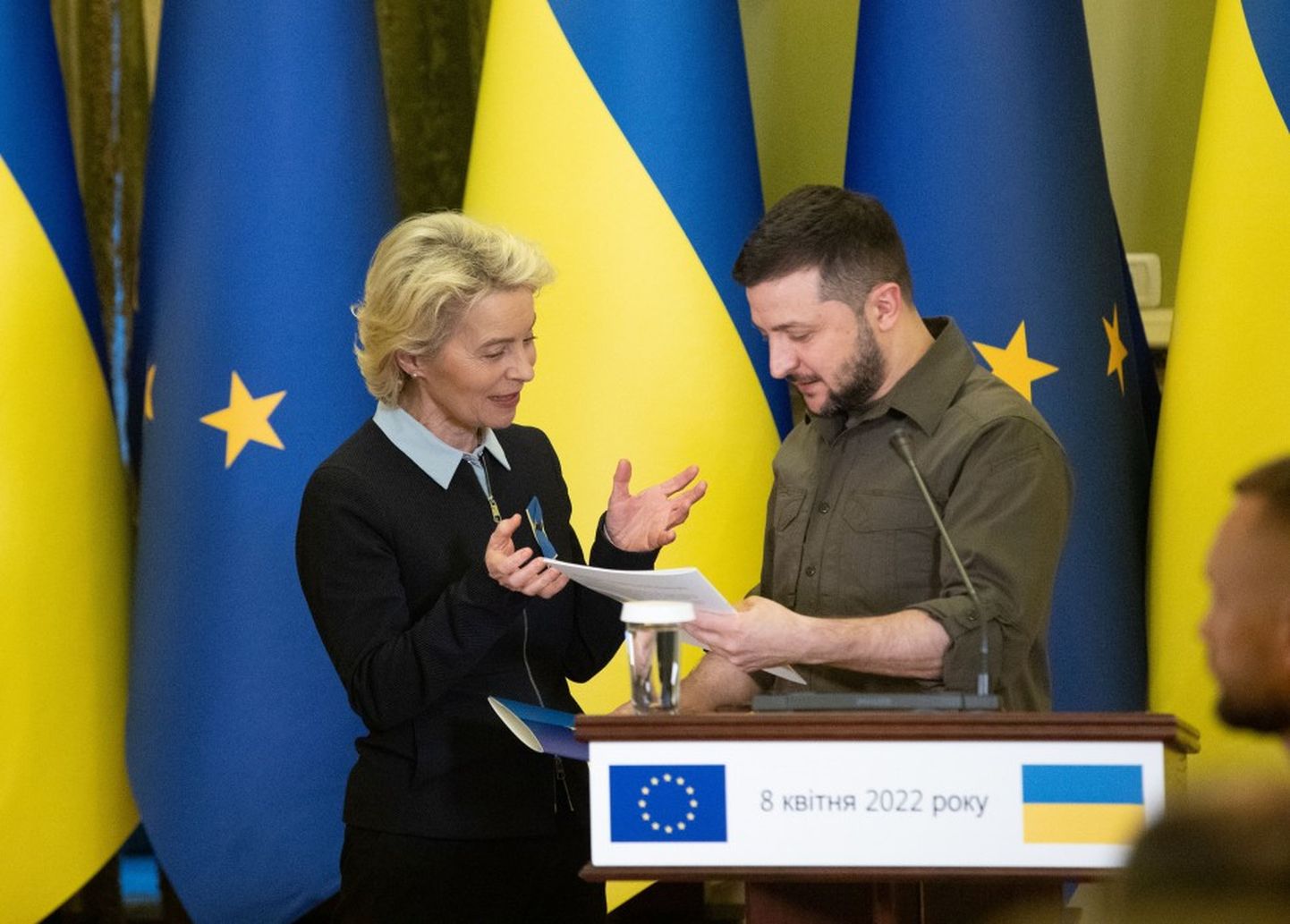 Глава европейской дипломатии Жозеп Боррель, президентом Европейской комиссии Урсула фон дер Ляйен на встрече с президентом Украины Владимиром Зеленским, 8 апреля 2022 года, Киев.