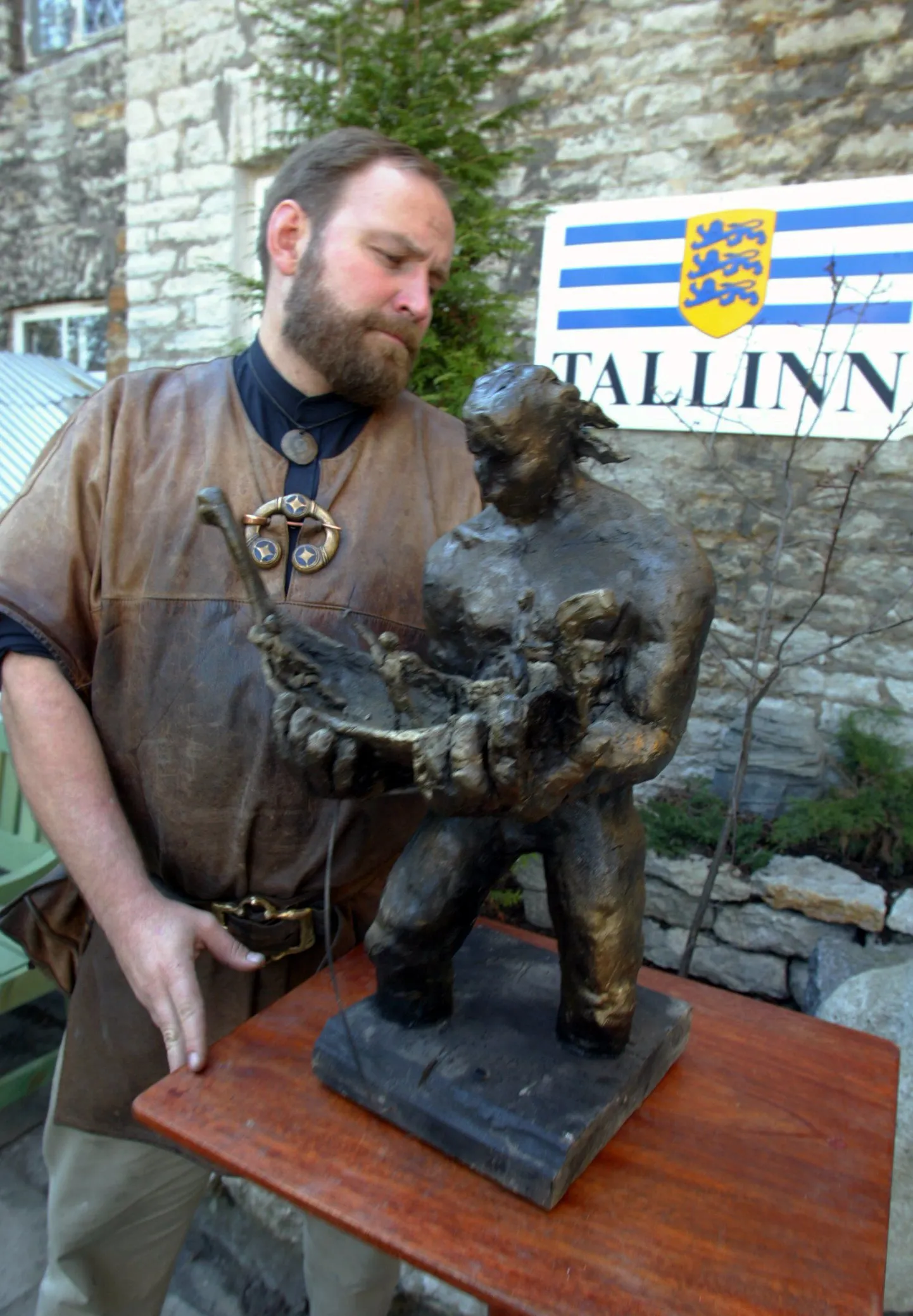 Skulptor Tauno Kangro koos Kalevipoja kuju kavandiga.