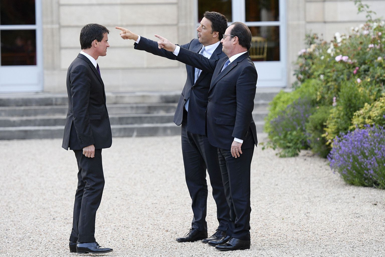 Sel nädalal Prantsusmaa valitsusjuhi kohast loobunud Manuel Valls (vasakul) ja Itaalia peaministriametist tagasi astunud Matteo Renzi (keskel) koos ametiaega lõpetava Prantsusmaa presidendi François Hollande tänavu juunis Pariisis.