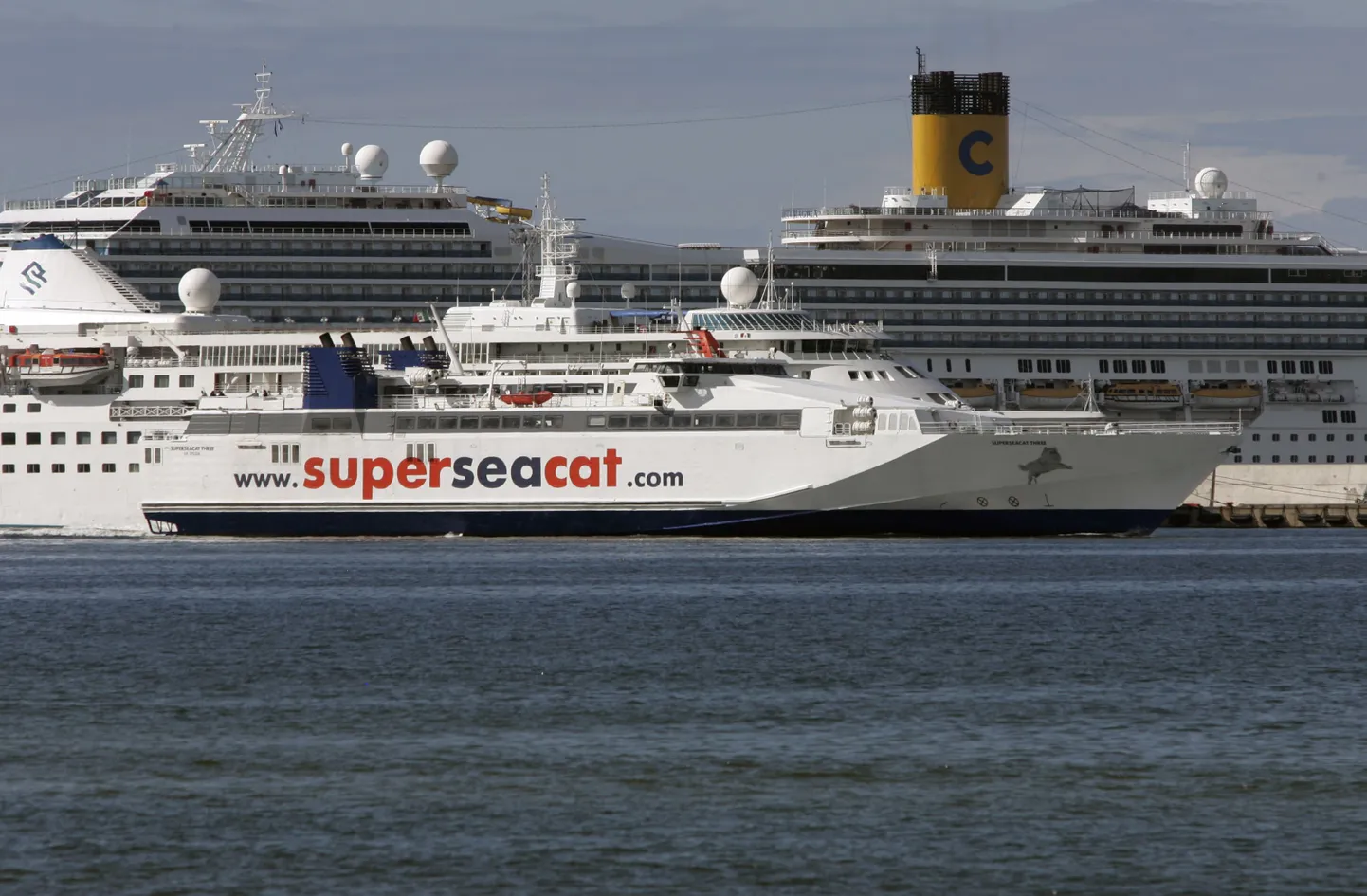 Superseacati Eestist ostetud piletite eest makstud raha tagastamise tingimused selguvad pärast 2. detsembrit. Pildil Superseacati kiirlaev.