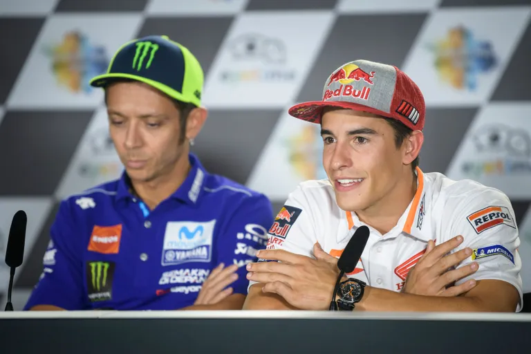 Marc Marquez (paremal) ja Valentino Rossi pressikonverentsil.