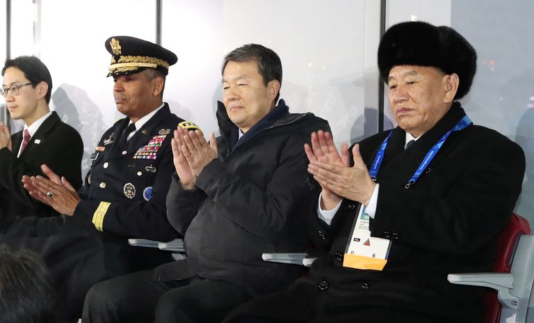Paremalt vasakule: Põhja-Korea delegatsiooni juht Kim Yong-chol, Lõuna-Korea põhiseaduskohtu president Lee Jin-sung, USA Korea vägede juhataja Vincent Brooks ja Lõuna-Korea ühinemisministri asetäitja Chun Hae-sung olümpiamängude lõputseremoonial.