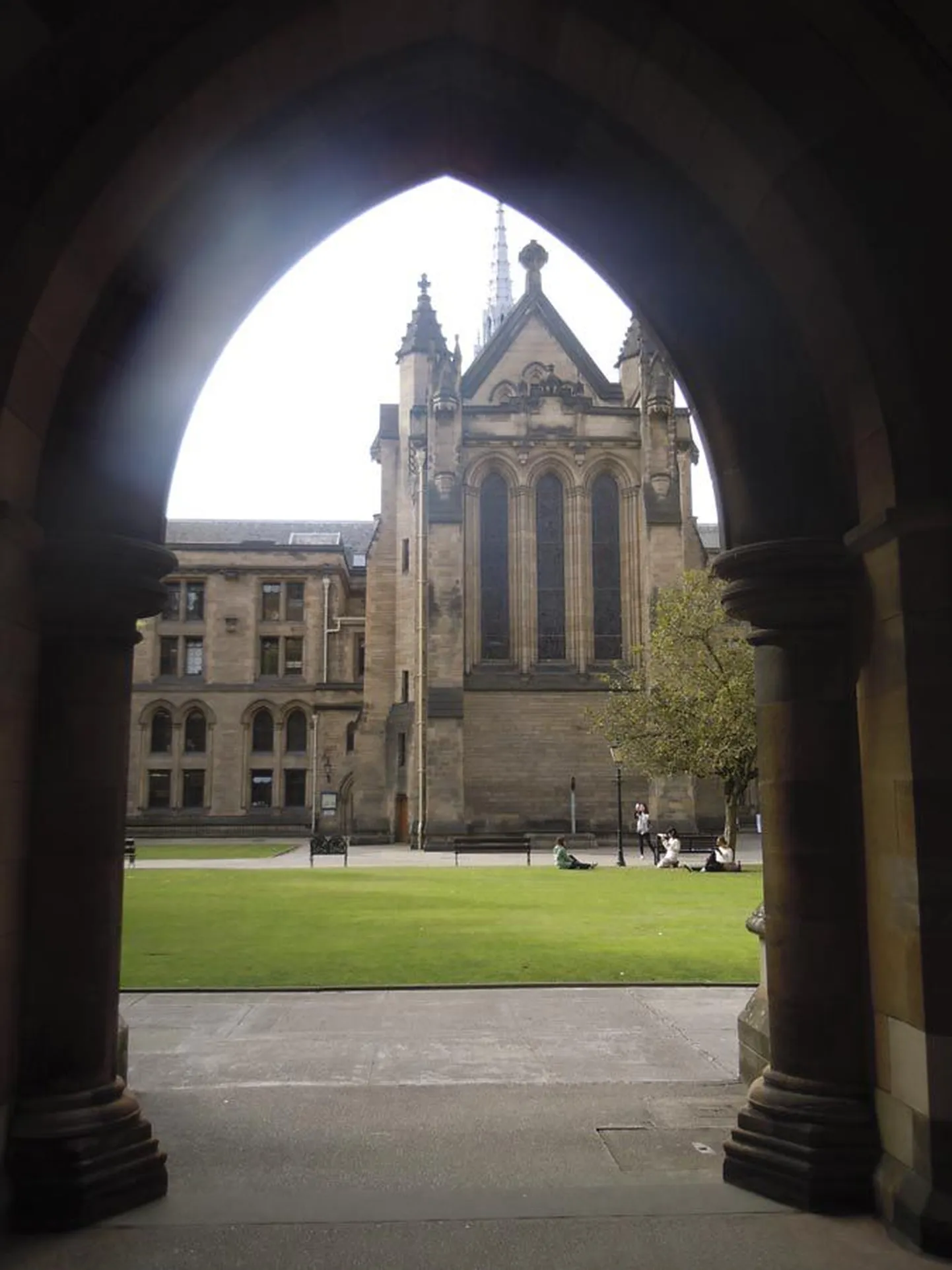 Pildil on üks Glasgow ülikooli peahoone sisehoove, mille murul kõndimine pidavat halba õnne tooma. Legendist hoolimata meeldib tudengitele seal lugeda või niisama puhata.