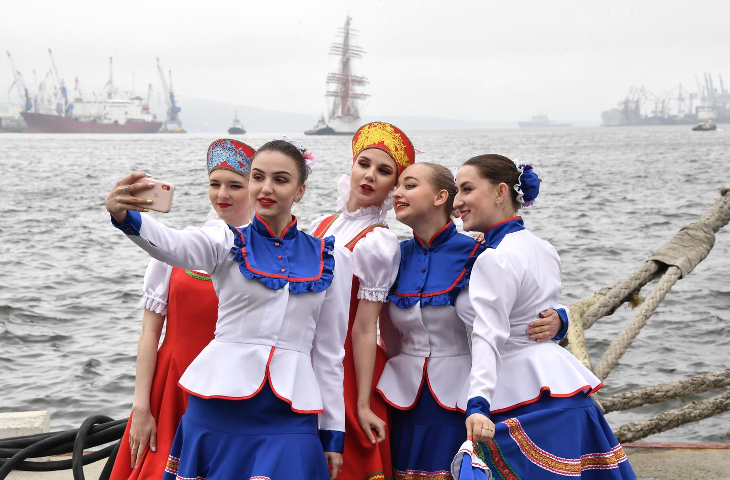 Молодые женщины во Владивостоке.