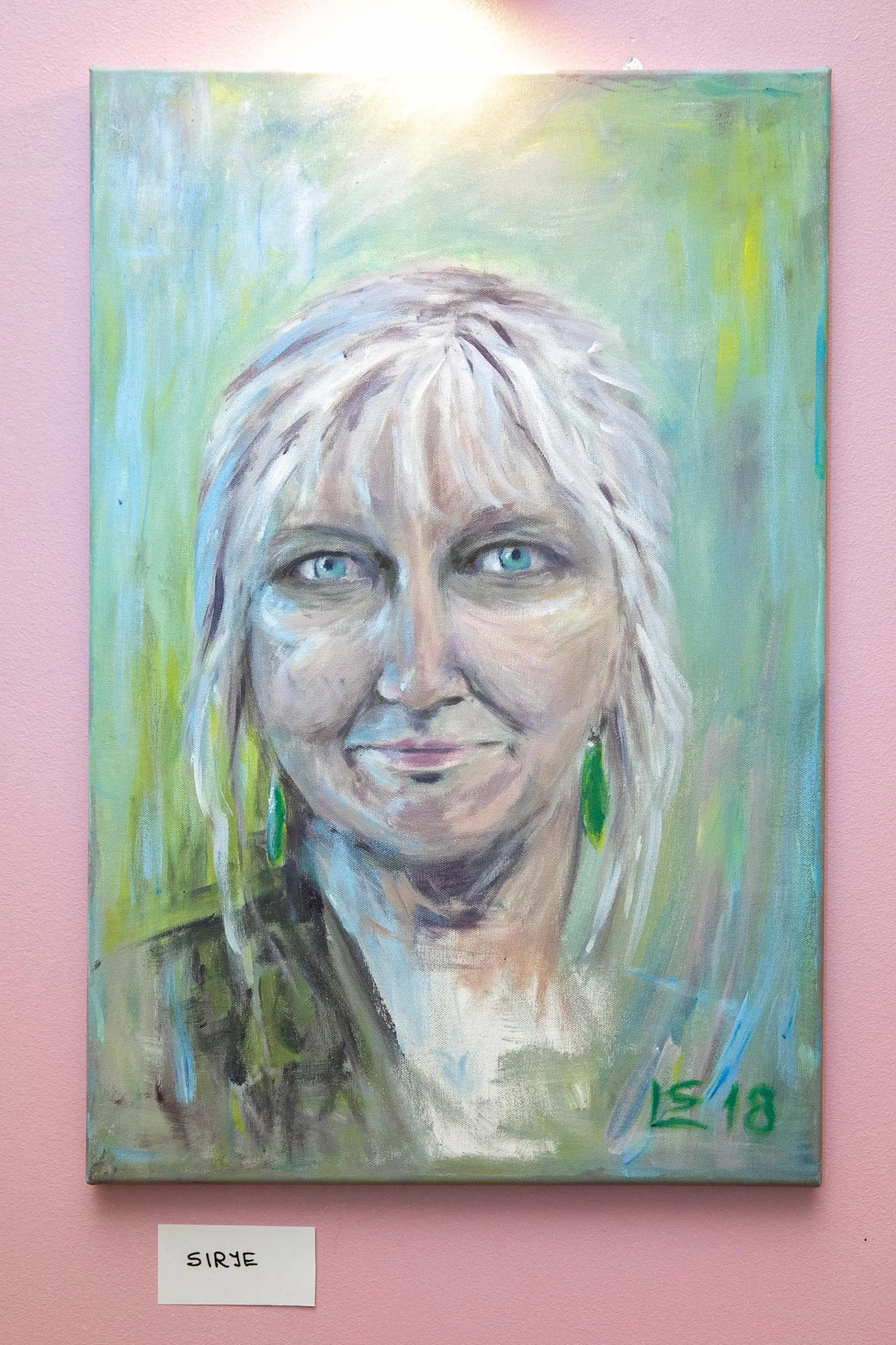 Sirje Liiskmaa näitus Sõmeru keskusehoones toob huviliste ette kunstniku ettekujutuse maailma värvidest.