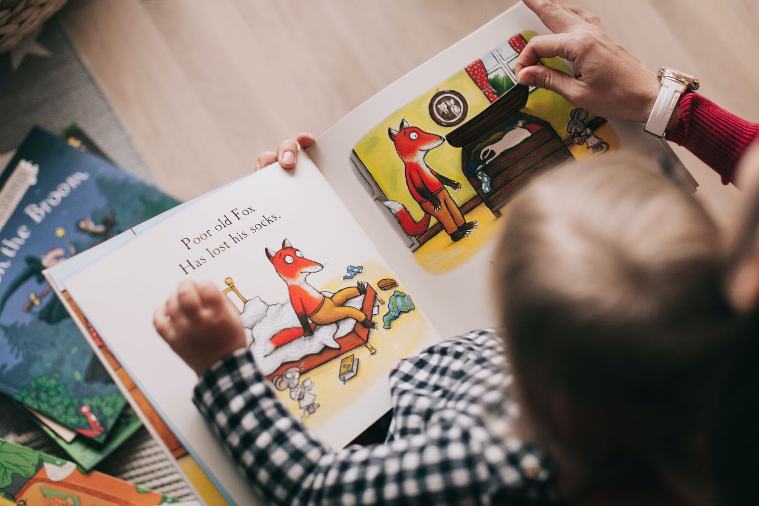 Laps koos vanemaga raamatut lugemas.