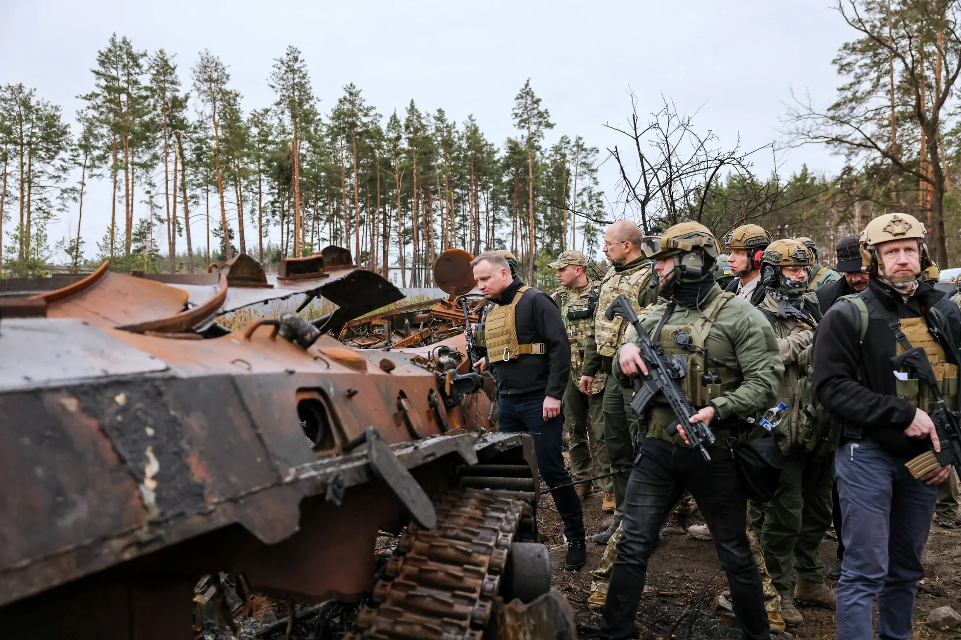 Poola ja Balti riikide presidendid uurimas Kiievi lähedal purustatud sõjamasinaid. 