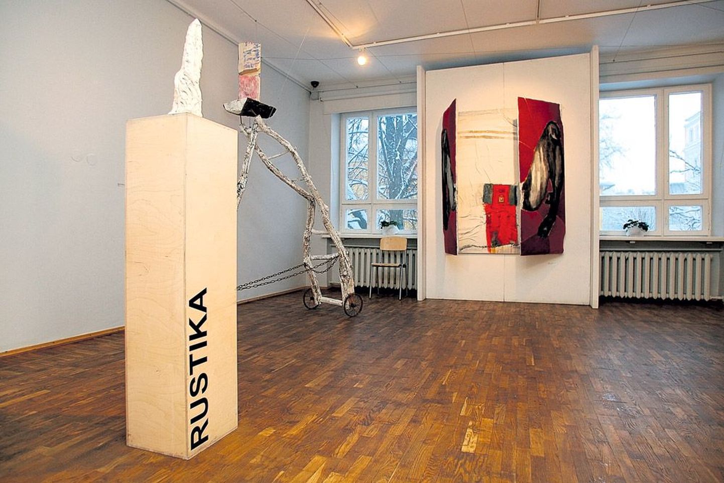 Kunstimajas «Rustika» saali vasakpoolses osas on Jaan Luige «Juured» (vasakult, keraamika), Eero Ijavoineni «Redel» (installatsioon) ja Nadeþda Tšernobai «Lugu ulguvast koerast» (segatehnika).