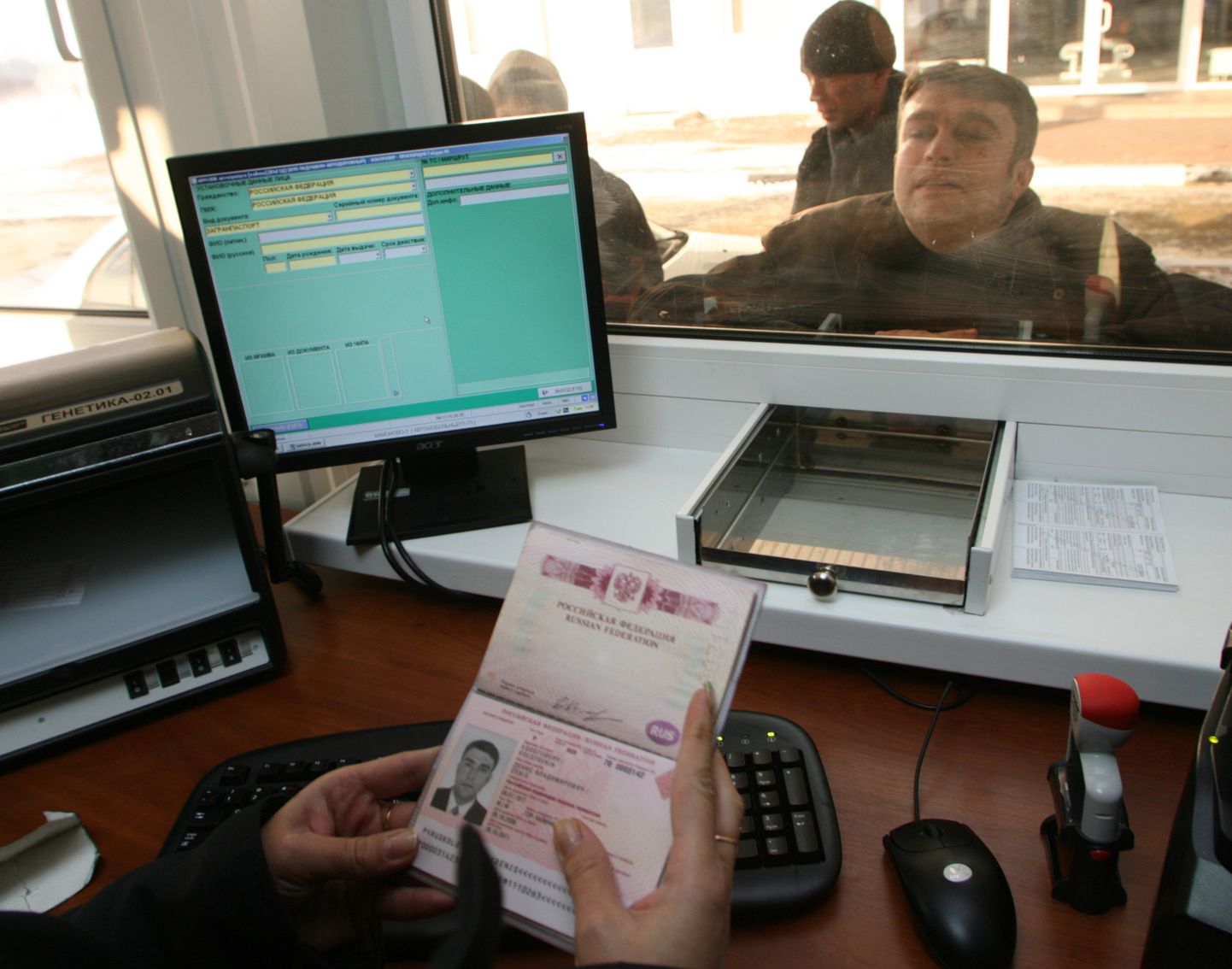 Проверка паспорта на границе в Калининграде. Фото иллюстративное.