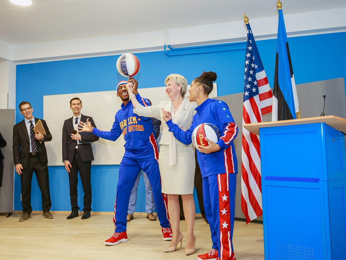 2017. aastal avati Narva keskraamatukogus asuv uuendatud Ameerika keskus USA korvpallisõu saatel. Praeguseks on USA saatkond selliste ürituste ning kultuuri- ja haridusettevõtmiste korraldamist toetanud juba 15 aastat.