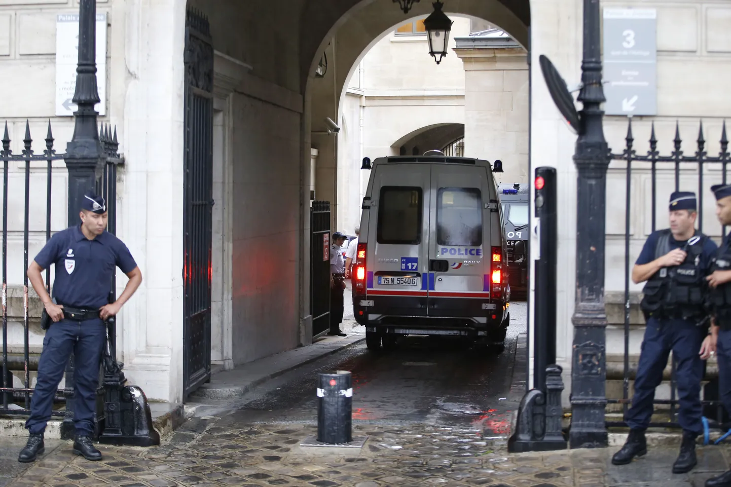 Politseiauto siseneb Pariisi politsei peakorteri territooriumile.
