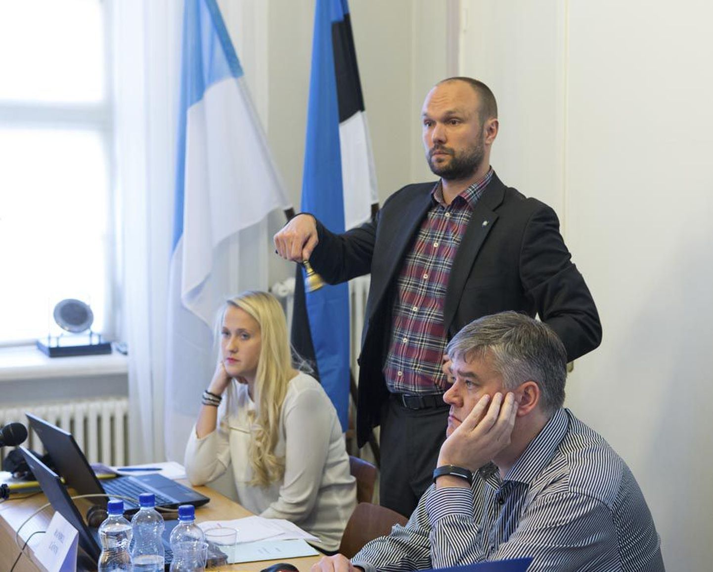 Linnavolikogu esimees Randel Länts (seisab) ei olnud nõus, et uus koalitsioon ta veel aprillis tagandab, ning pika vaidluse järel hakatakse umbusaldust läbi viima 11. mail.