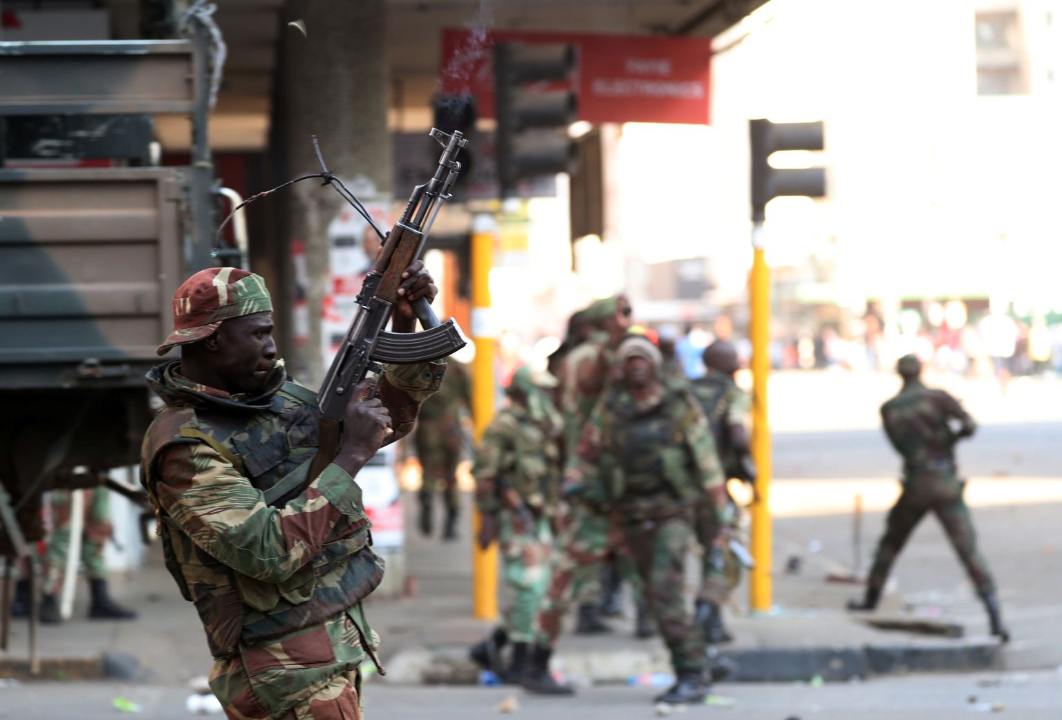 Zimbabwe sõdurid tulistasid meeleavaldajate ohjeldamiseks õhku.