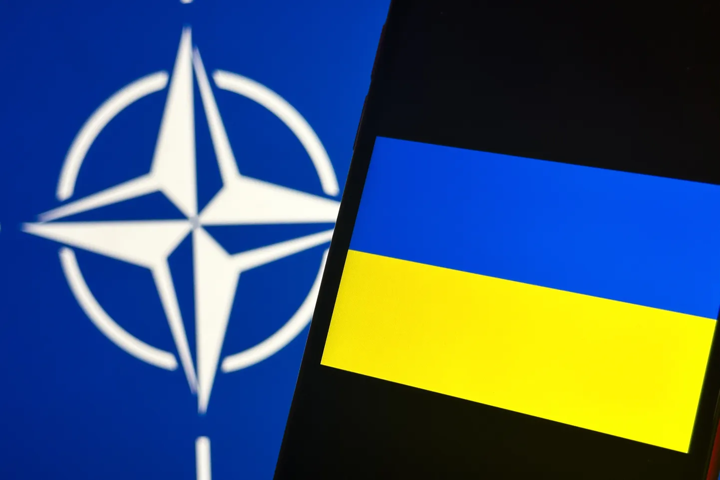 Ukraina lipp ja NATO logo. Foto on illustratiivne.