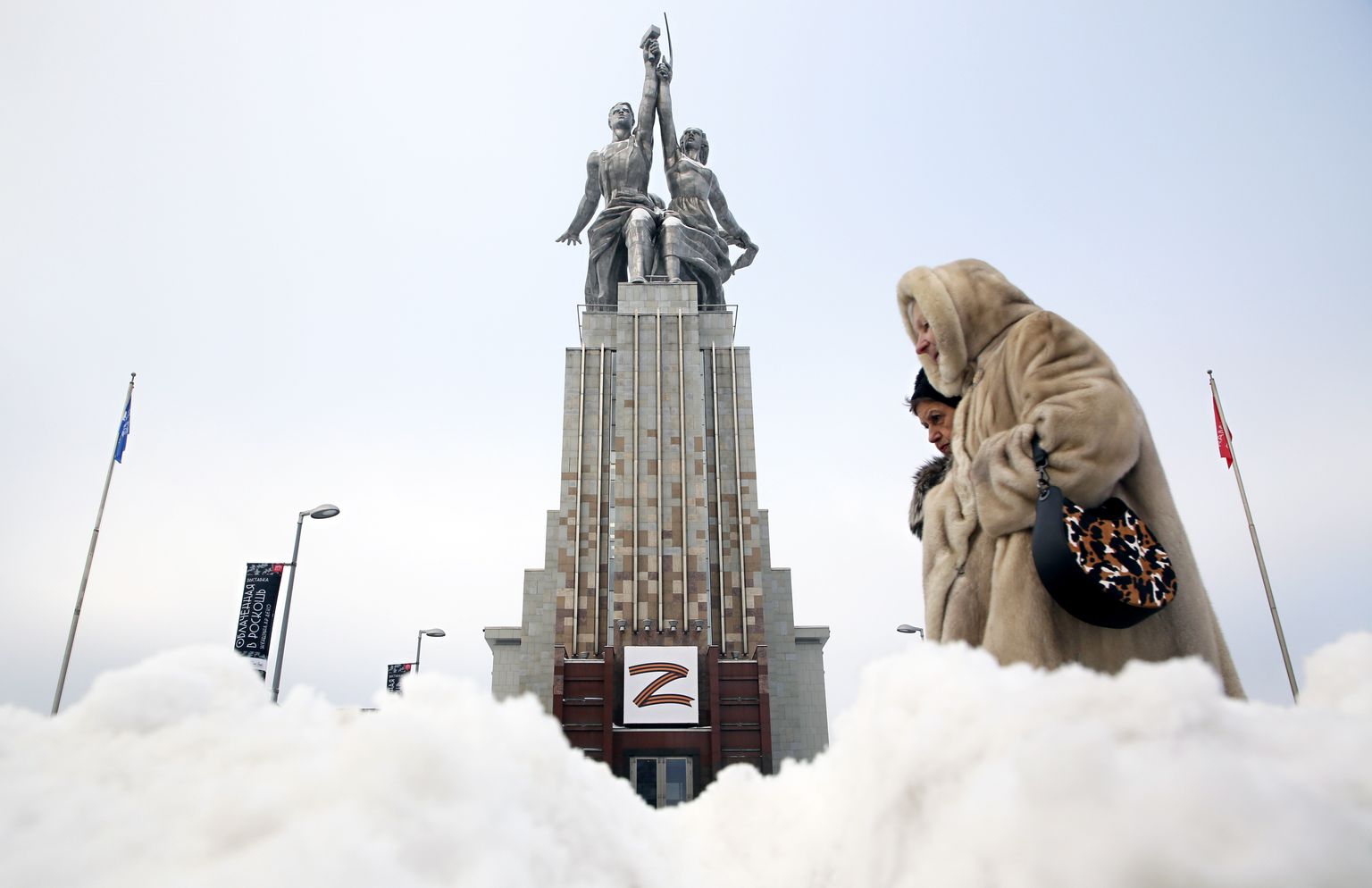 Naised mööduvad Moskvas Vene sõjasümboli Z-tähega ehitud nõukogude töölise ja kolhoositari ausambast.