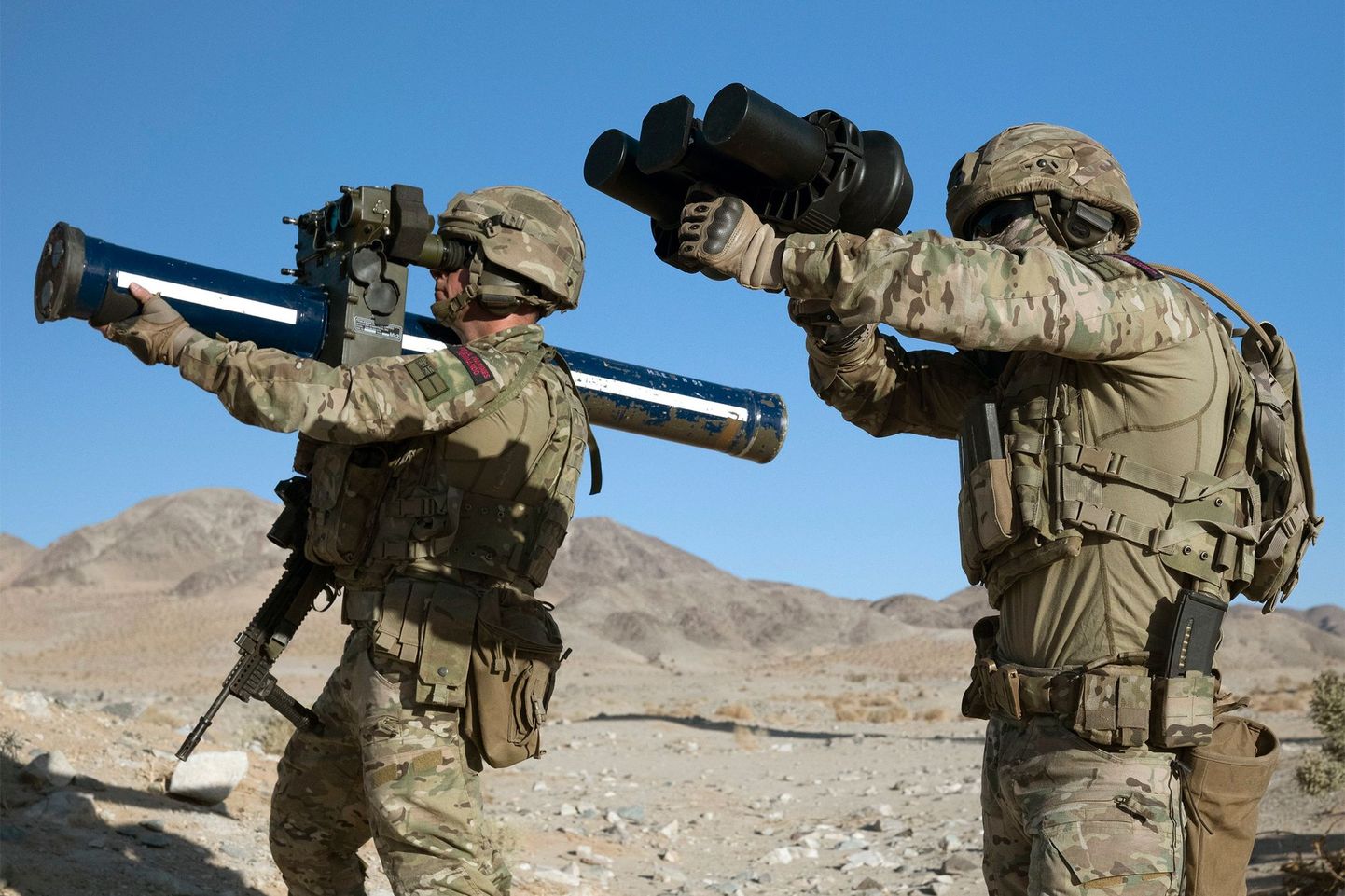 Briti mereväelane (vasakul) harjutamas Starstreaki kasutamist õppustel Californias.