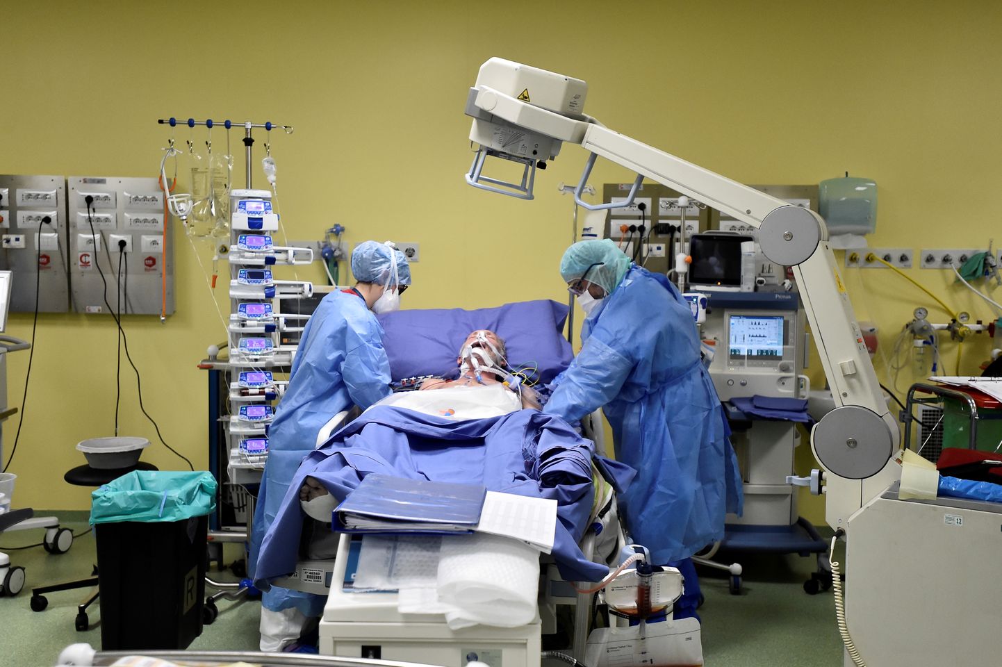 Meditsiinitöötajad hoolitsevad Covid-19 patsiendi eest Milanos San Raffaele haigla intensiivraviosakonns.
