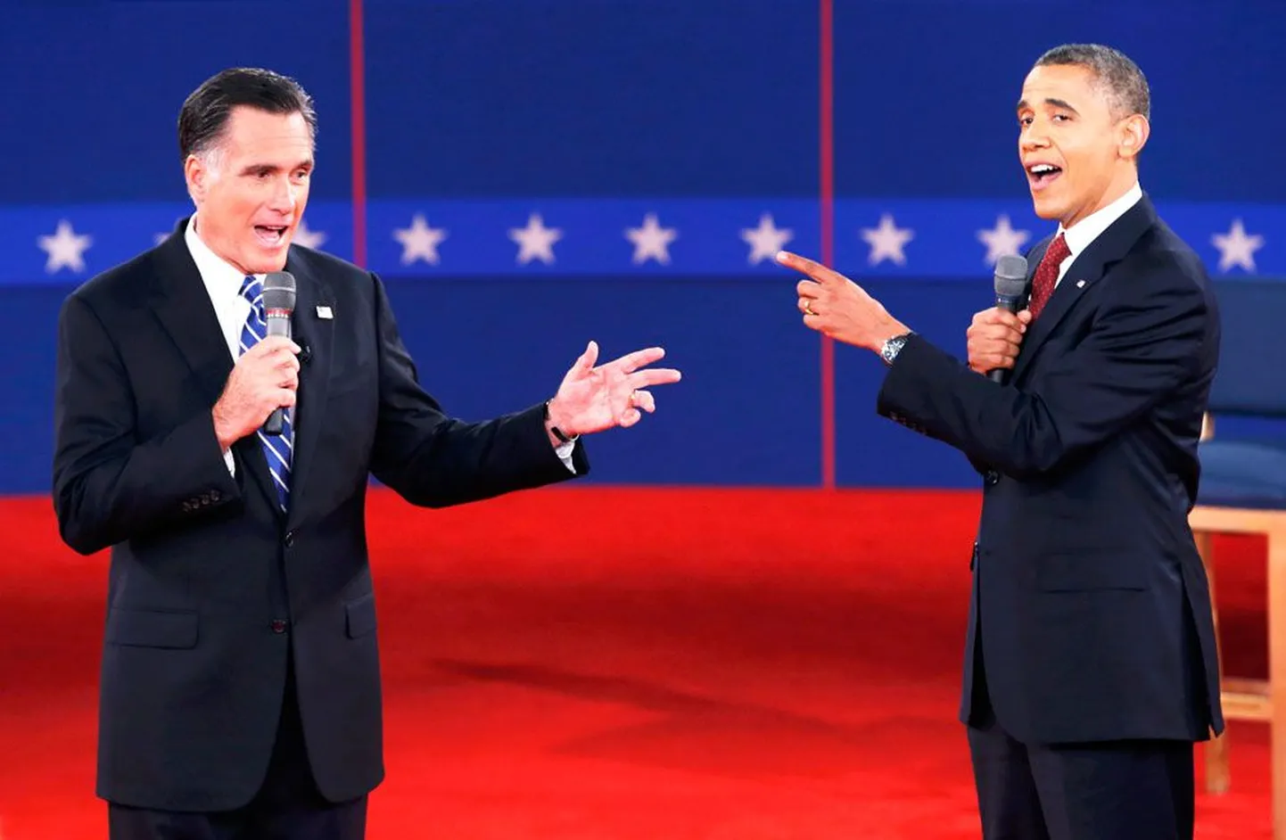 Mitt Romney (vasakul) ja Barack Obama teises teledebatis, milles andsid tooni mõlema pidevad süüdistused, et teine valetab.