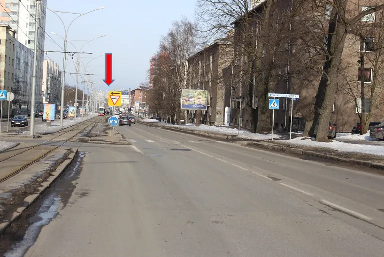 На перекрестке Пярнуского шоссе и улицы Алеви в направлении к центру города водителям не виден знак нерегулируемого пешеходного перехода. Разметка стерта.