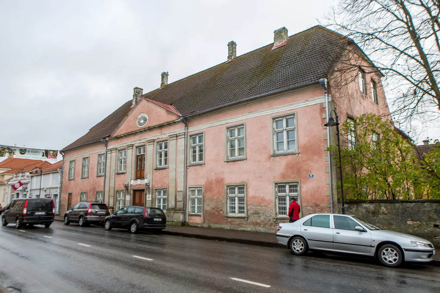 Lossi tänav 7 hoone on kireva ajalooga. Klassitsistlikus stiilis hoone on ehitatud 18. sajandi lõpus.