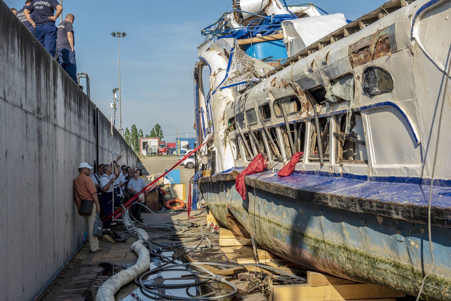 Ungari politsei uuris 11. juunil pinnale tõstetud ekskursioonilaeva Hableany vrakki