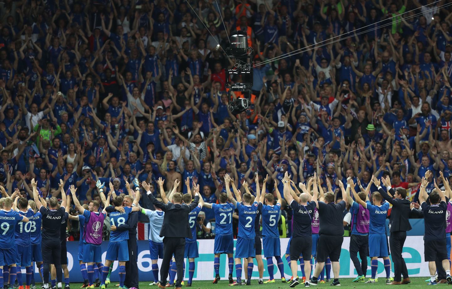 Islandi meeskond fännidega tähistamas.