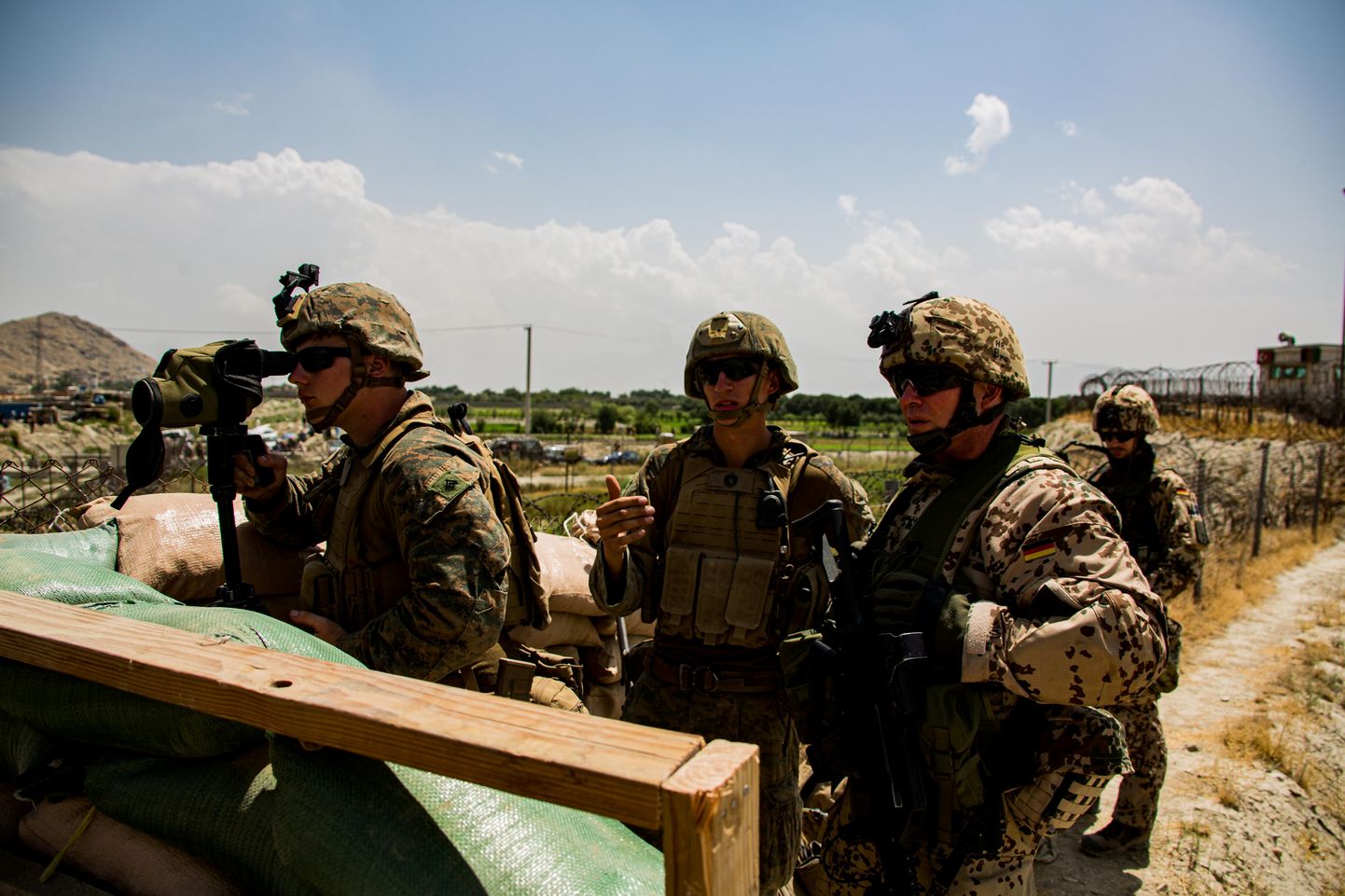 USA ja Saksa sõdurid Kabuli lennujaamas 28. august 2021.