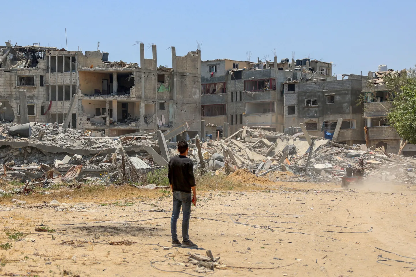 Palestiina mees inspekteerib Tal Al-Hawa linnaosas toimunud hävitustööd.