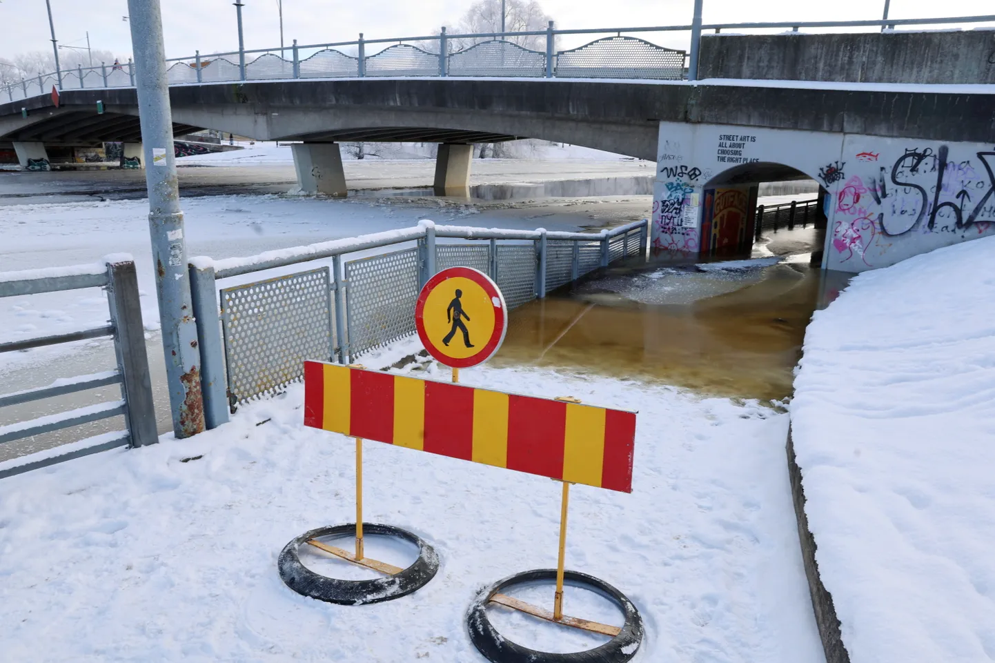 Kroonuaia silla alune kõnnitee on üle ujutatud ning sinna minek on praegu keelatud.