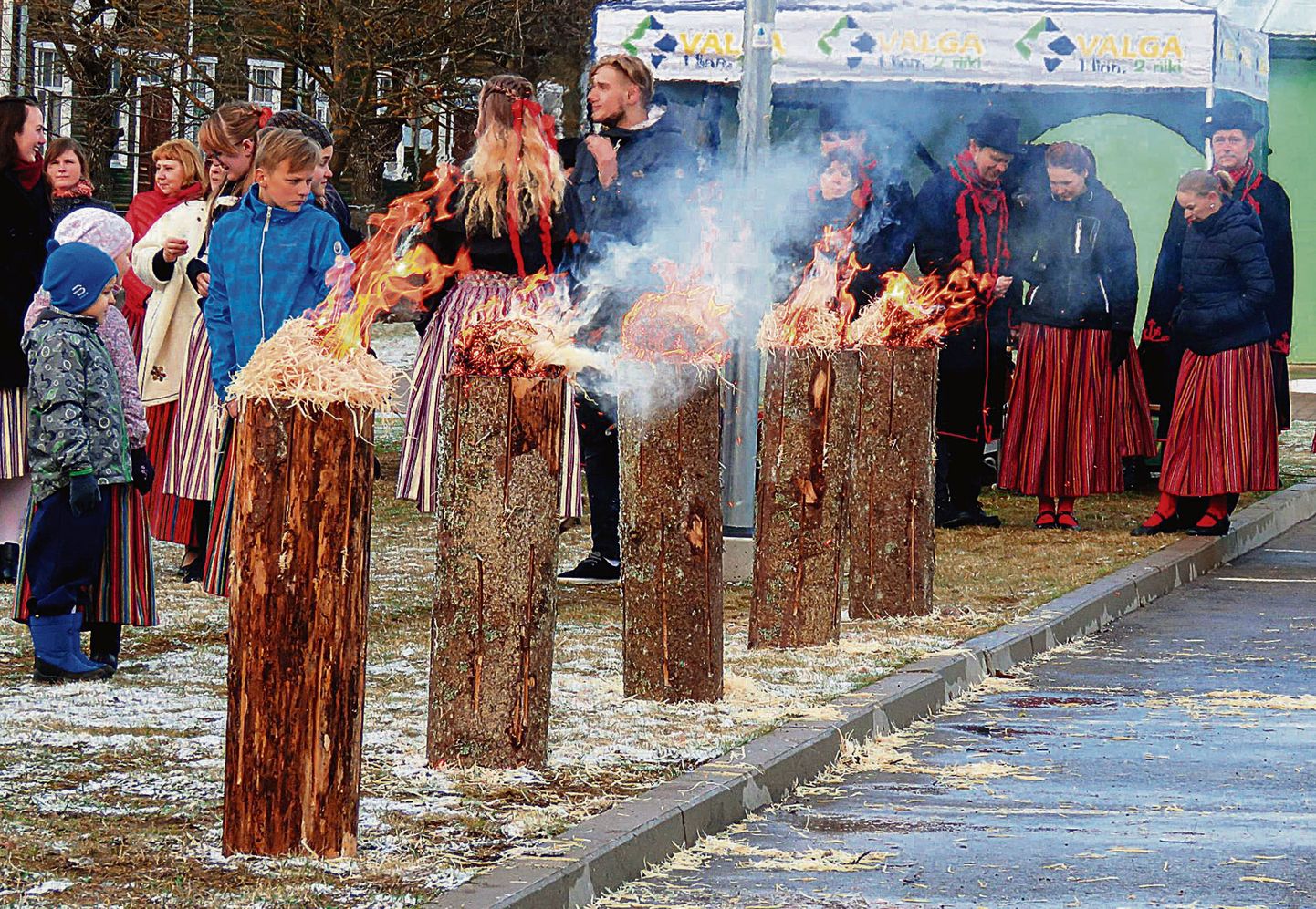 Paljudes Eesti paikades süttisid inimeste südametulest lõkked, küünlad või tõrvikud. Nii süüdati ka Valgas põlema lõkked viies puupakus, sümboliseerimaks peole minevat viit rahvatantsurühma.
