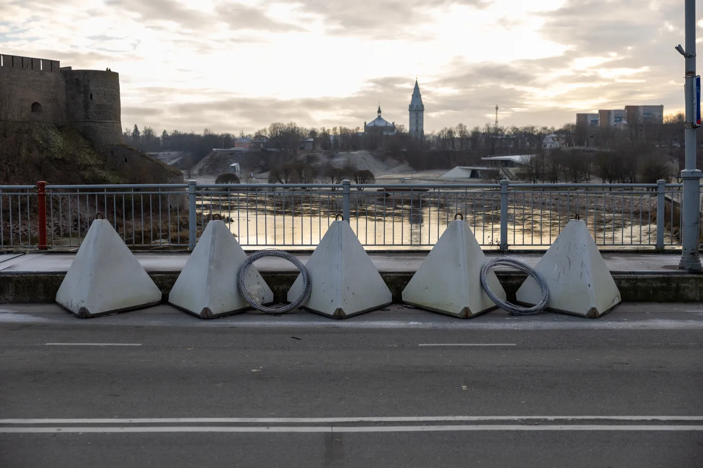 20.11.2023, Narva
Narva piiripunkt. Betoontõke, betoontõkked, lohehambad.
Foto Tairo Lutter, Postimees